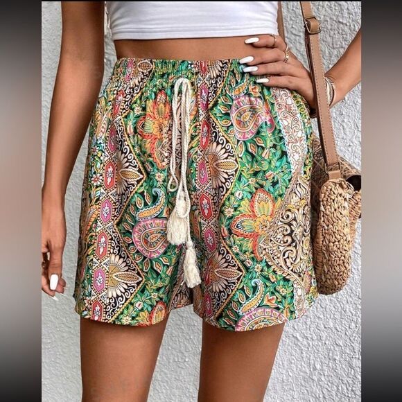 Paisley Print Tie Front Shorts Size 10/L Black, Green, Multicolor - Picture 5 of 10